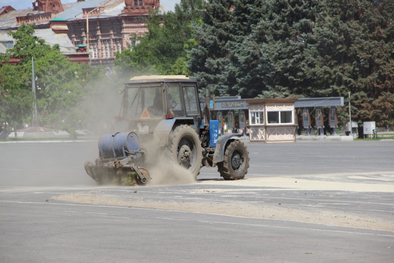 Театральную площадь очистили от сотни тонн песка