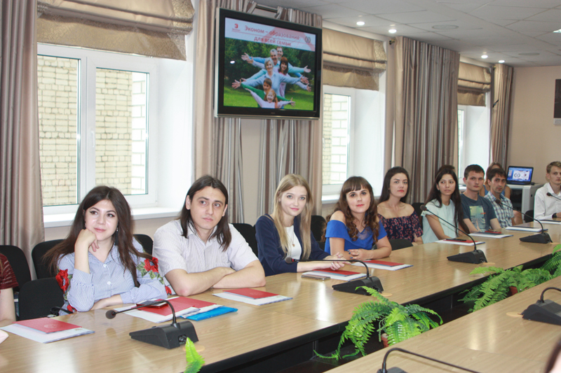 Выпускники магистратуры Эконома получили серьезный образовательный бэкграунд