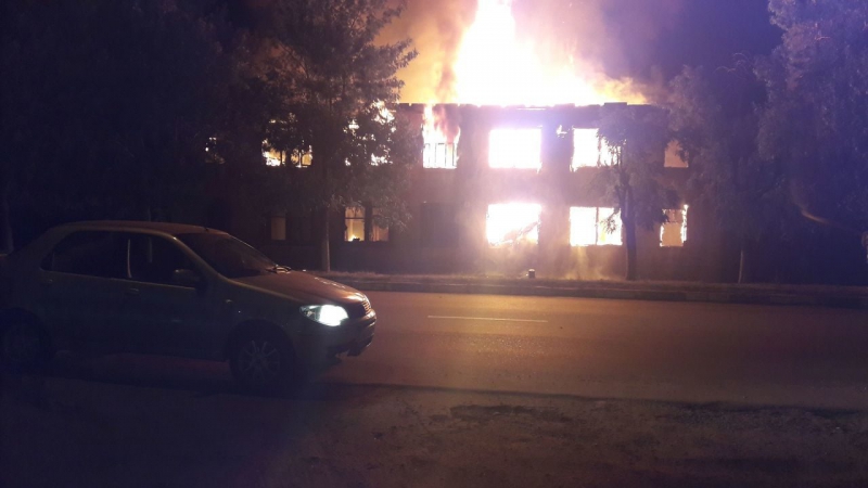 В Саратове полностью сгорел двухэтажный дом