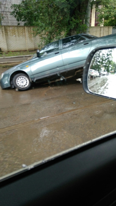 В центре Саратова «Приора» провалилась в яму с водой