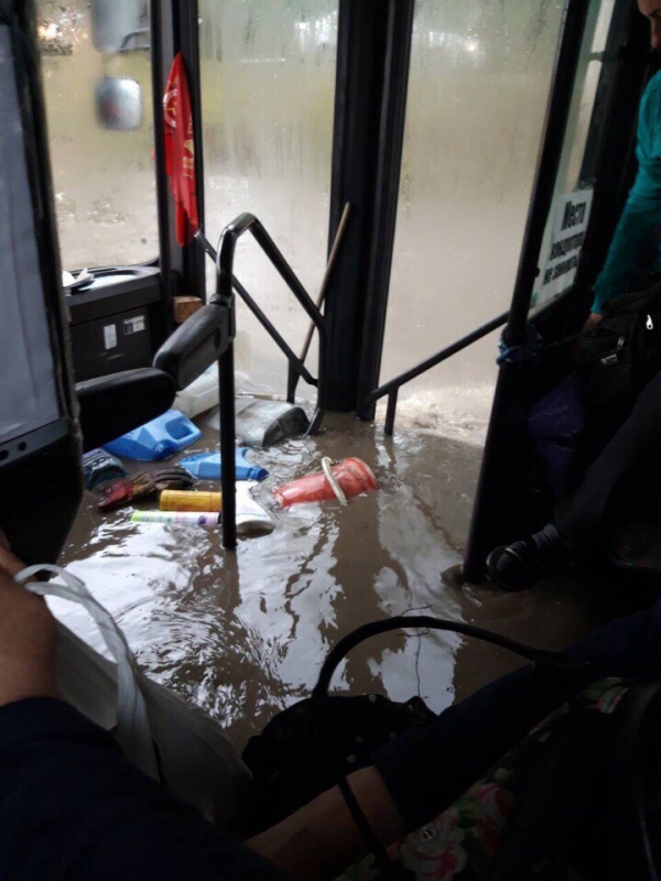 Пассажирам саратовского автобуса приходится ездить с раскрытым зонтом