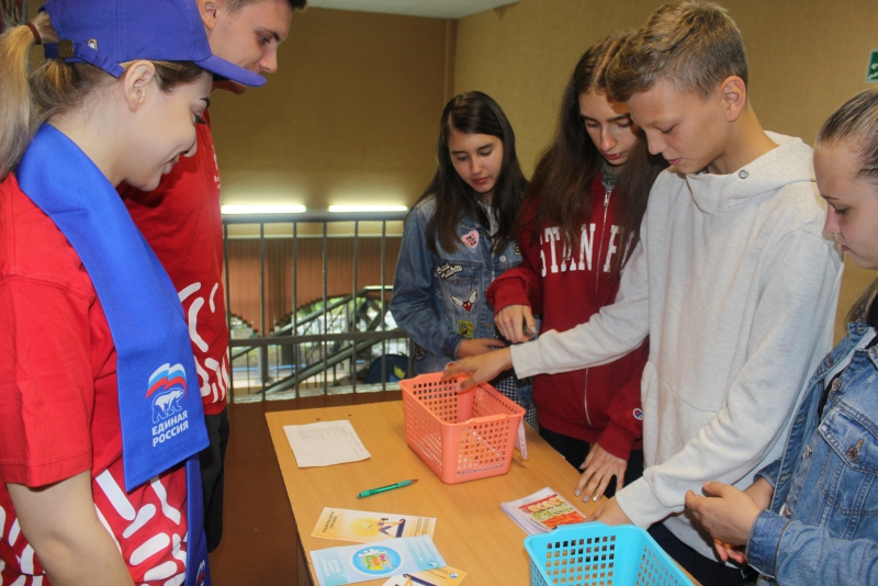 Юные саратовцы учились оказывать помощь при инфаркте и инсульте на «станциях здоровья»