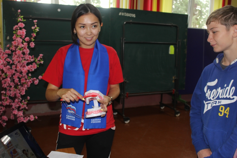 Юные саратовцы учились оказывать помощь при инфаркте и инсульте на «станциях здоровья»