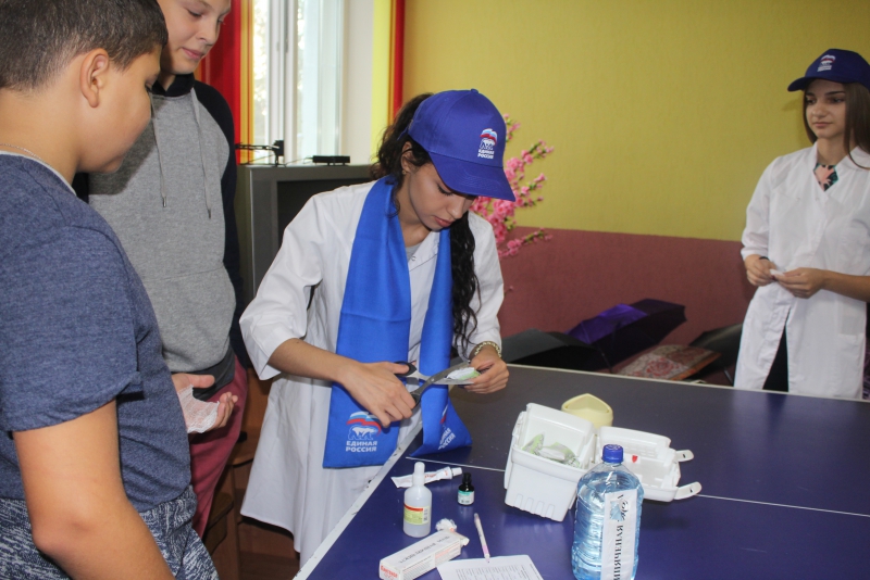 Юные саратовцы учились оказывать помощь при инфаркте и инсульте на «станциях здоровья»