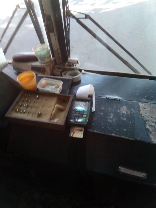 В трамвае контролеры нахамили саратовчанке, которая не смогла оплатить проезд картой