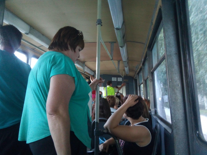 В трамвае контролеры нахамили саратовчанке, которая не смогла оплатить проезд картой