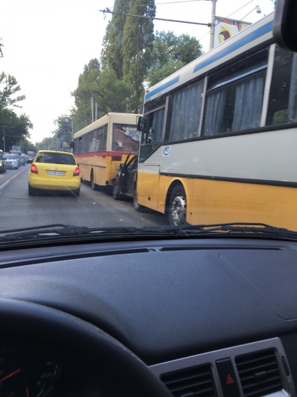 В Саратове автобусы зажали кроссовер с двух сторон и смяли его