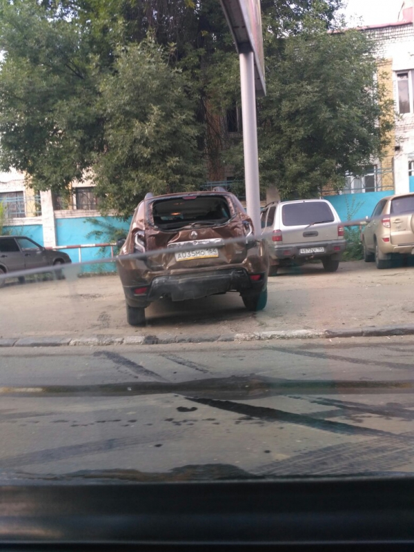 В Саратове автобусы зажали кроссовер с двух сторон и смяли его