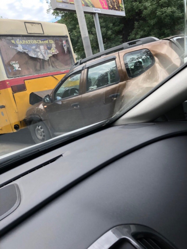 В Саратове автобусы зажали кроссовер с двух сторон и смяли его
