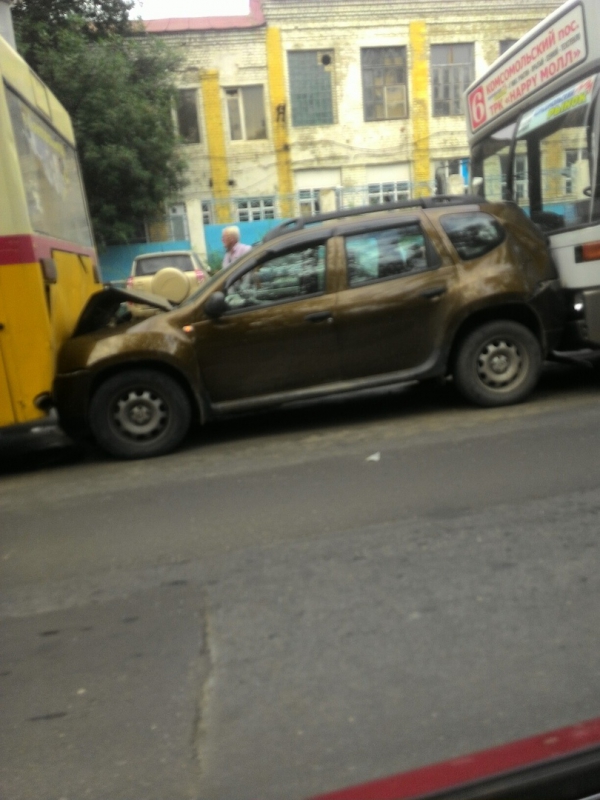 В Саратове автобусы зажали кроссовер с двух сторон и смяли его