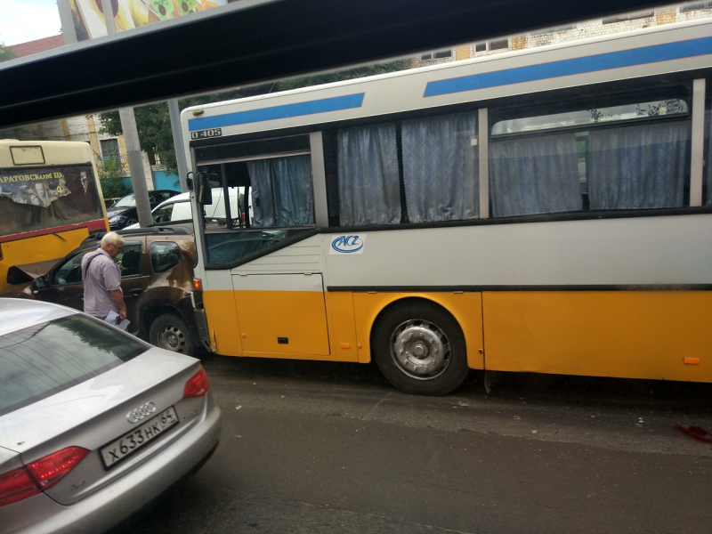 В Саратове автобусы зажали кроссовер с двух сторон и смяли его
