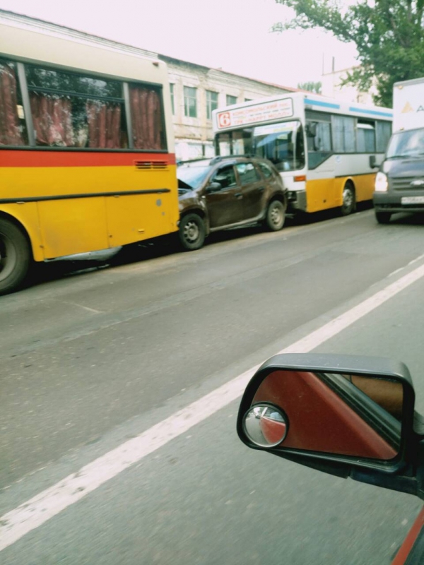 В Саратове автобусы зажали кроссовер с двух сторон и смяли его