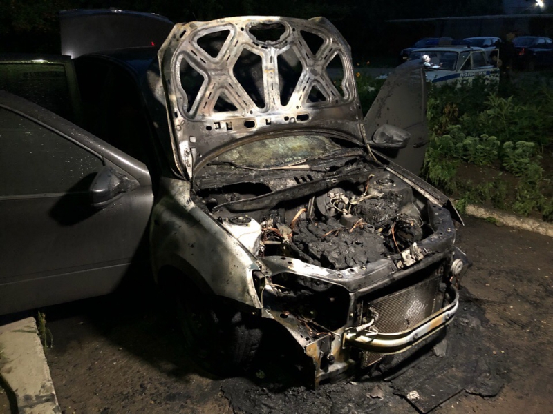 У саратовского блогера сожгли автомобиль после опубликования видео с дорожными разборками