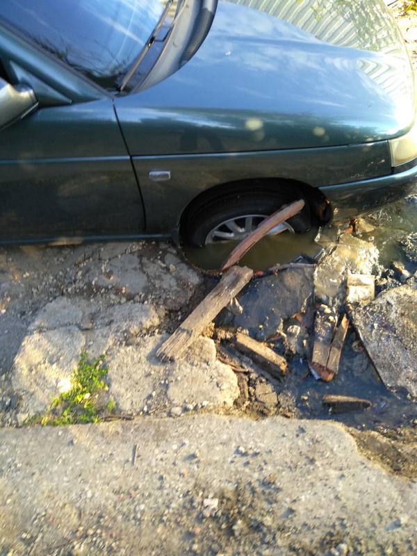 В Заводском районе «десятка» провалилась в заполненный нечистотами колодец