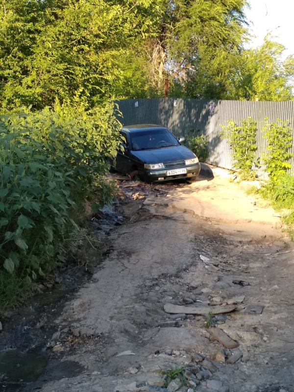 В Заводском районе «десятка» провалилась в заполненный нечистотами колодец