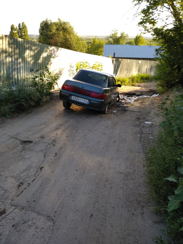 В Заводском районе «десятка» провалилась в заполненный нечистотами колодец