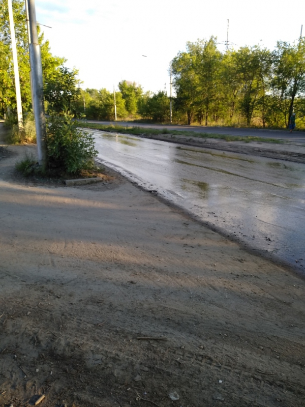 В Заводском районе «десятка» провалилась в заполненный нечистотами колодец