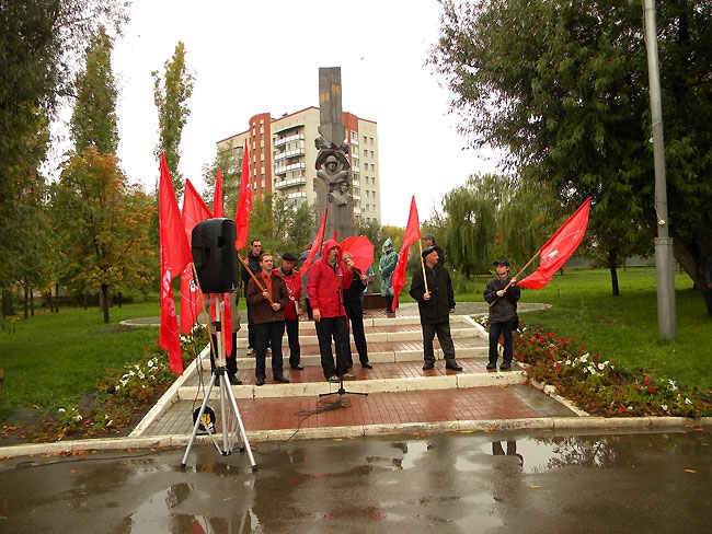 Коммунисты провели митинг в сквере Победы