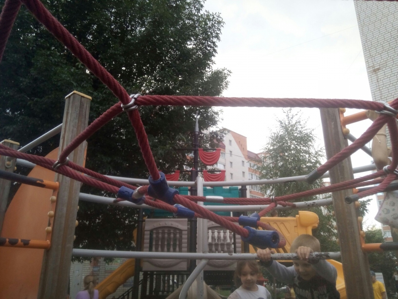 Жители Бульвара Роз конфликтуют из-за детской площадки и портят ее