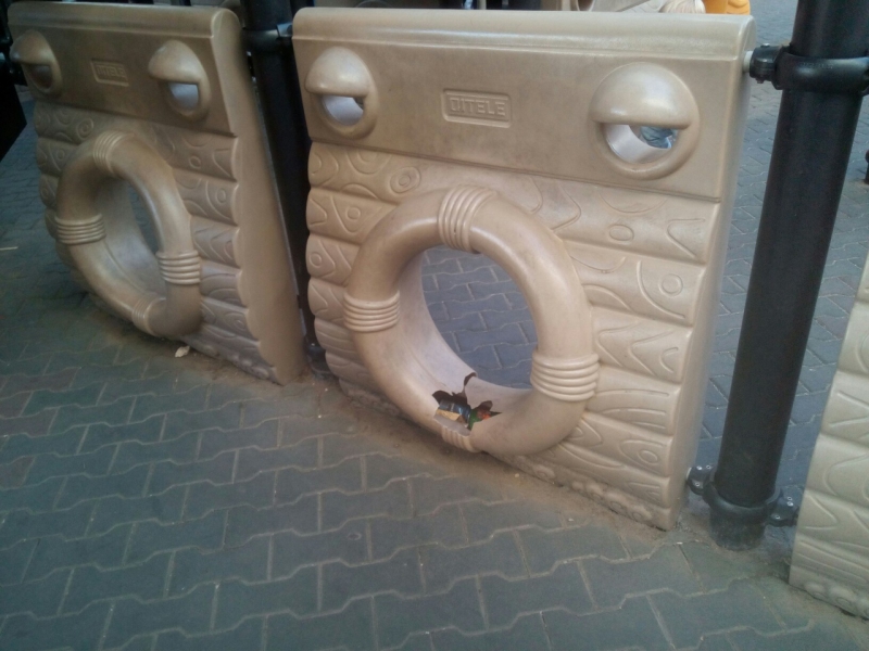 Жители Бульвара Роз конфликтуют из-за детской площадки и портят ее