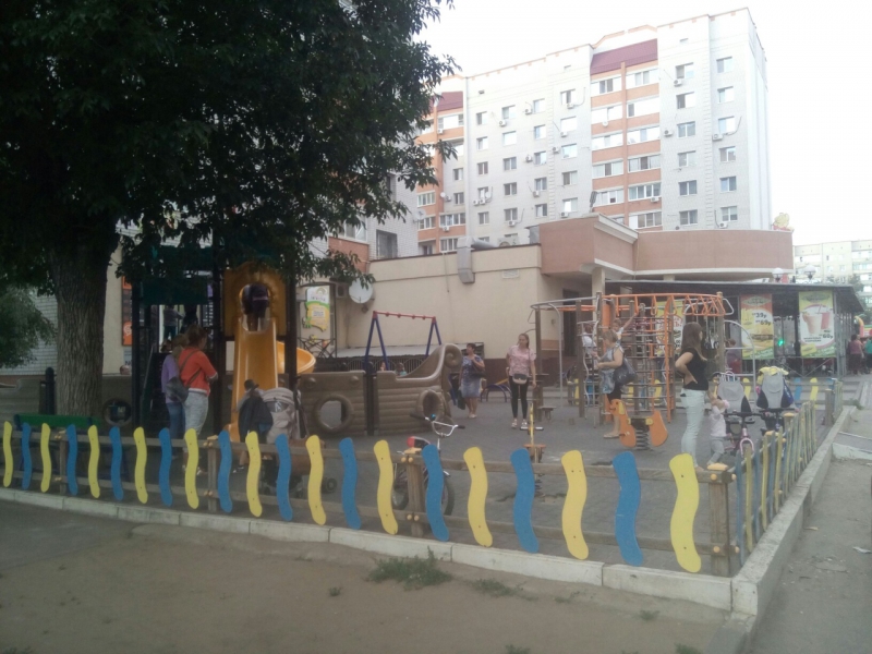 Жители Бульвара Роз конфликтуют из-за детской площадки и портят ее