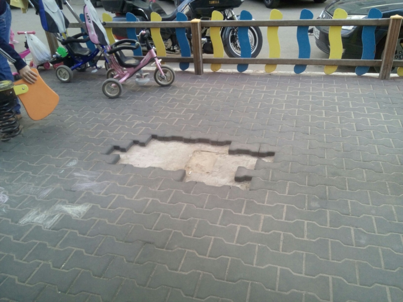 Жители Бульвара Роз конфликтуют из-за детской площадки и портят ее