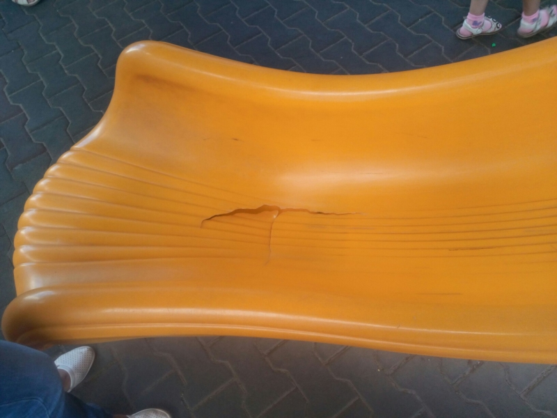 Жители Бульвара Роз конфликтуют из-за детской площадки и портят ее