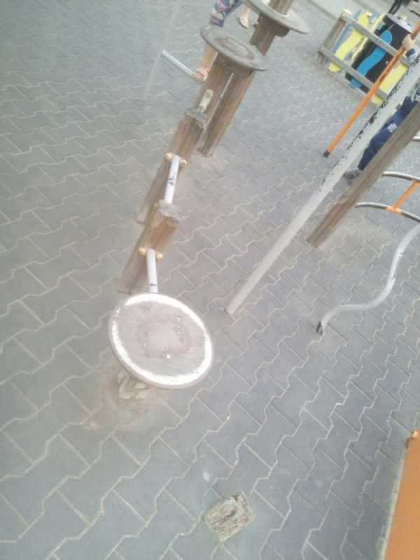 Жители Бульвара Роз конфликтуют из-за детской площадки и портят ее