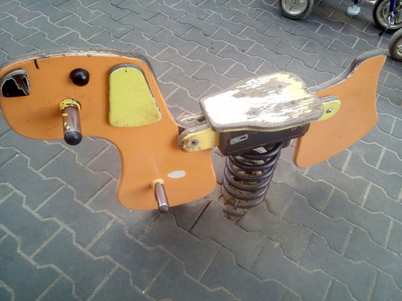 Жители Бульвара Роз конфликтуют из-за детской площадки и портят ее