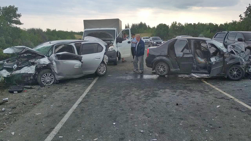 В массовой аварии под Саратовом погиб человек, еще 6 пострадали
