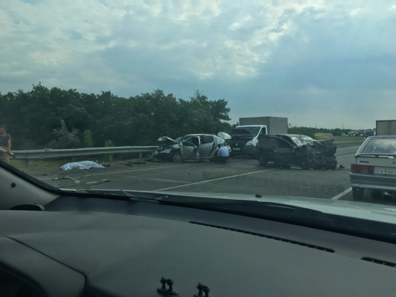 В массовой аварии под Саратовом погиб человек, еще 6 пострадали
