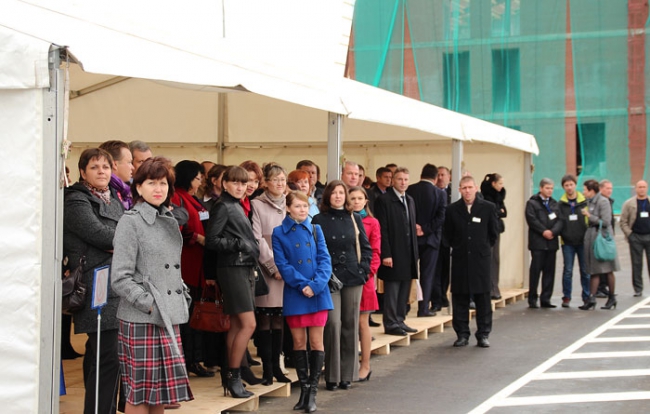 Валерий Радаев поприветствовал производство кровельной черепицы