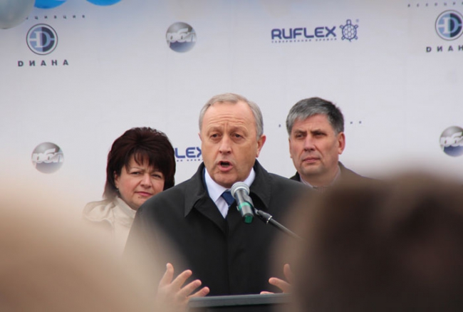 Валерий Радаев поприветствовал производство кровельной черепицы