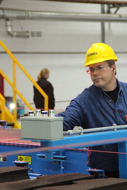 Валерий Радаев поприветствовал производство кровельной черепицы