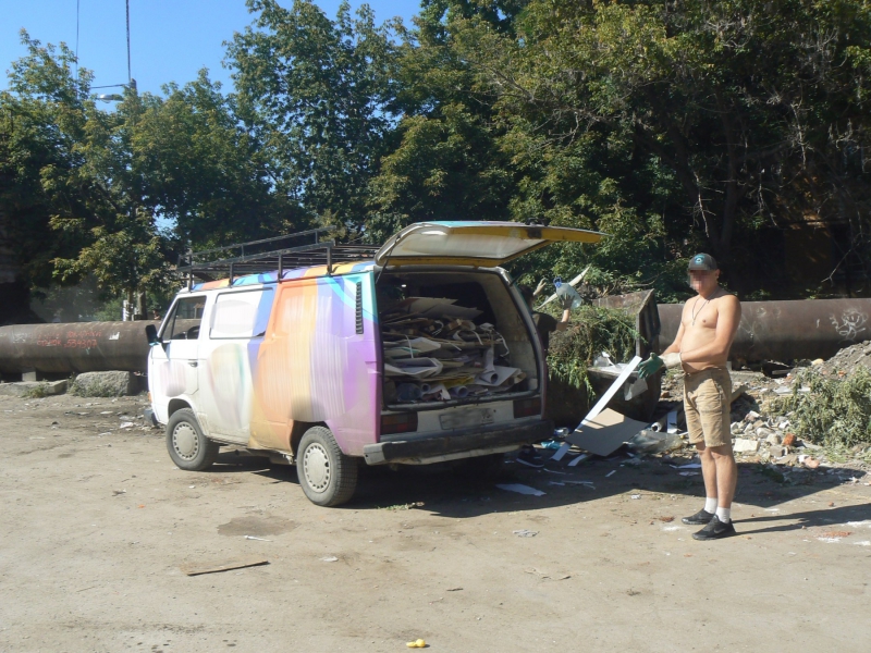 В Саратове водитель попался на незаконном сбросе мусора в контейнер