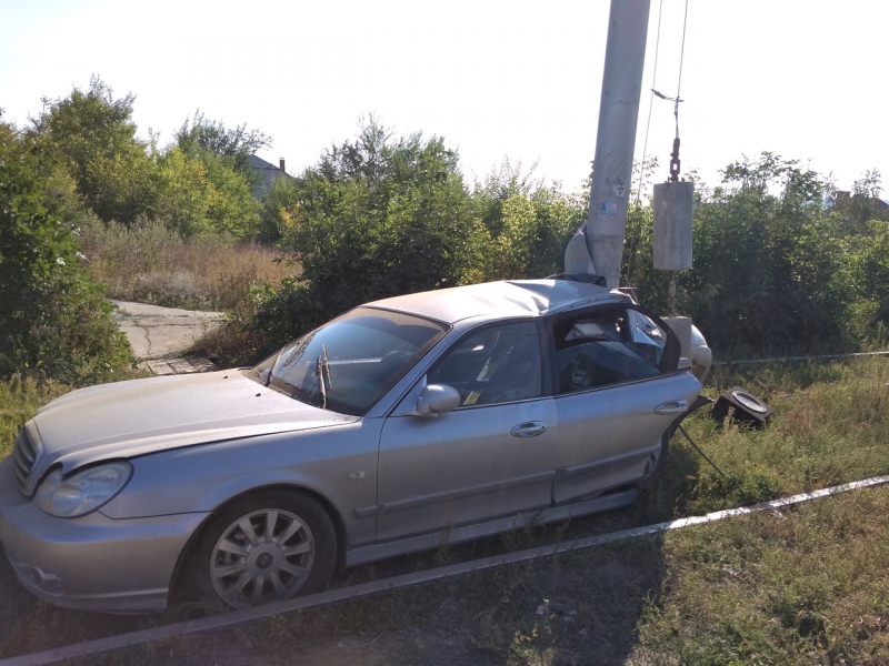 «Хендэ» врезался в столб на трамвайных рельсах. Подробности