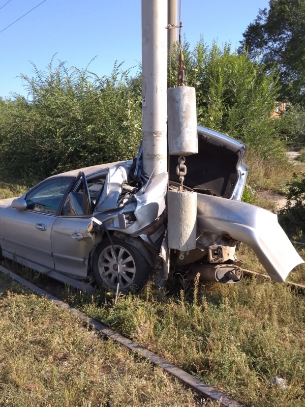 «Хендэ» врезался в столб на трамвайных рельсах. Подробности
