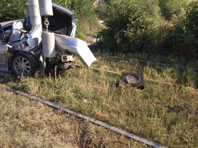 «Хендэ» врезался в столб на трамвайных рельсах. Подробности