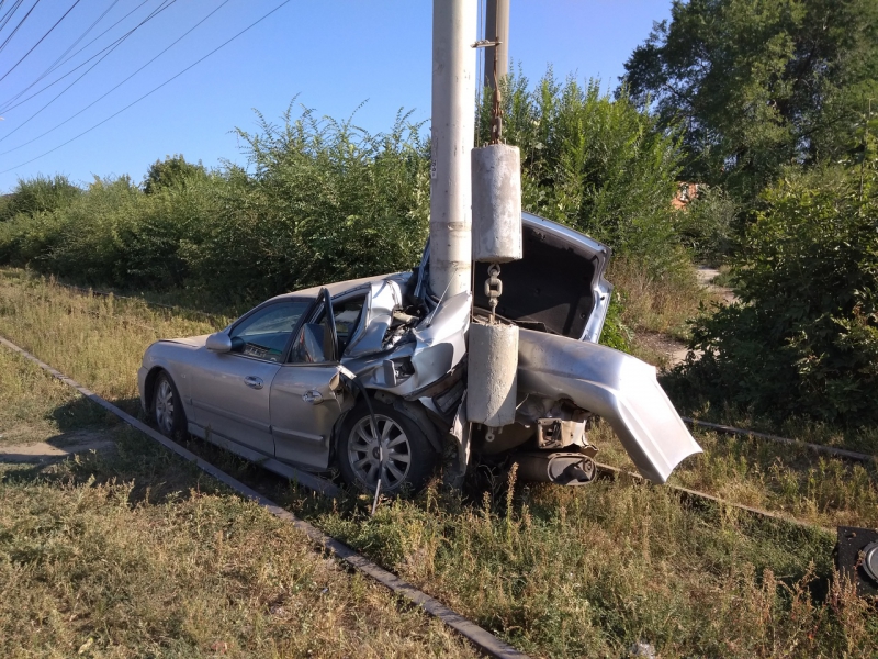 «Хендэ» врезался в столб на трамвайных рельсах. Подробности