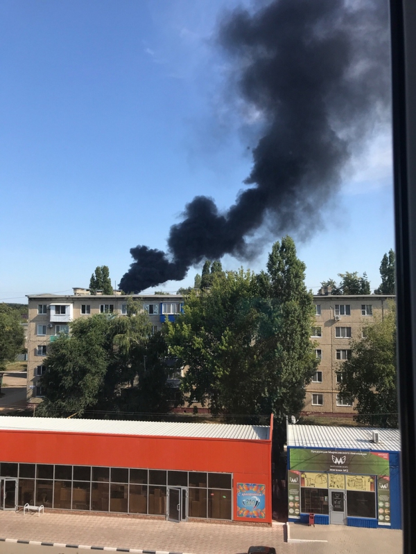 Под Саратовом горит склад резины на площади 1000 квадратных метров