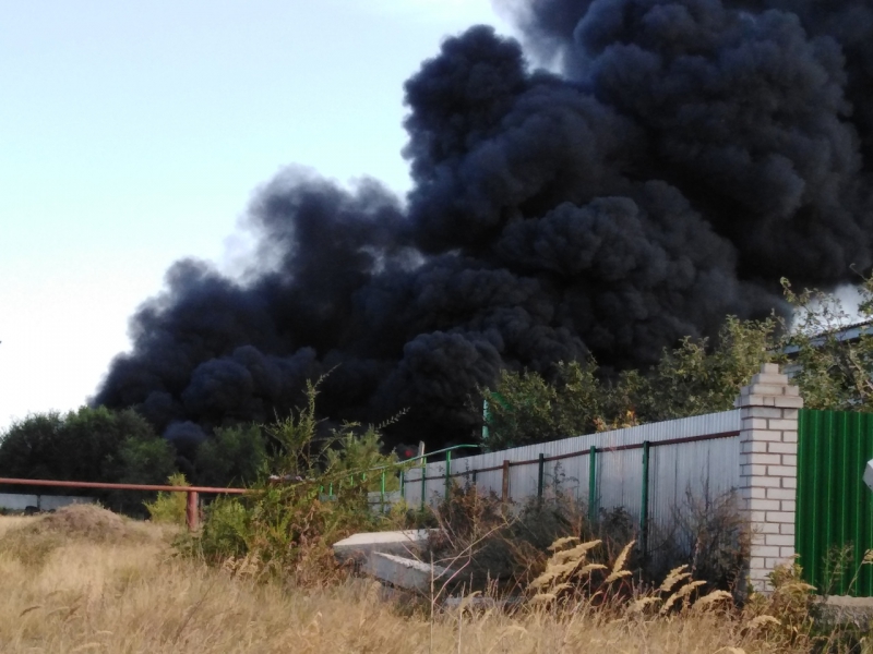 Под Саратовом горит склад резины на площади 1000 квадратных метров