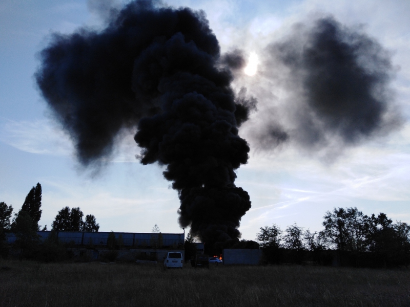 Под Саратовом горит склад резины на площади 1000 квадратных метров
