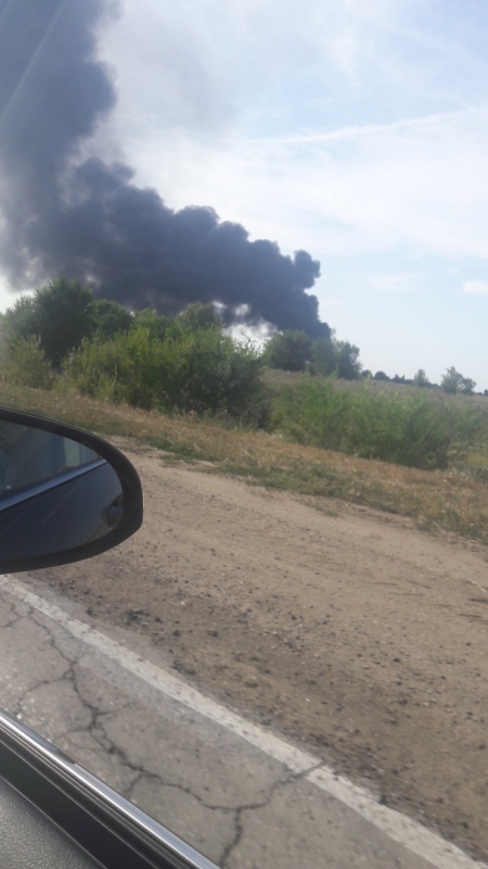 Под Саратовом горит склад резины на площади 1000 квадратных метров
