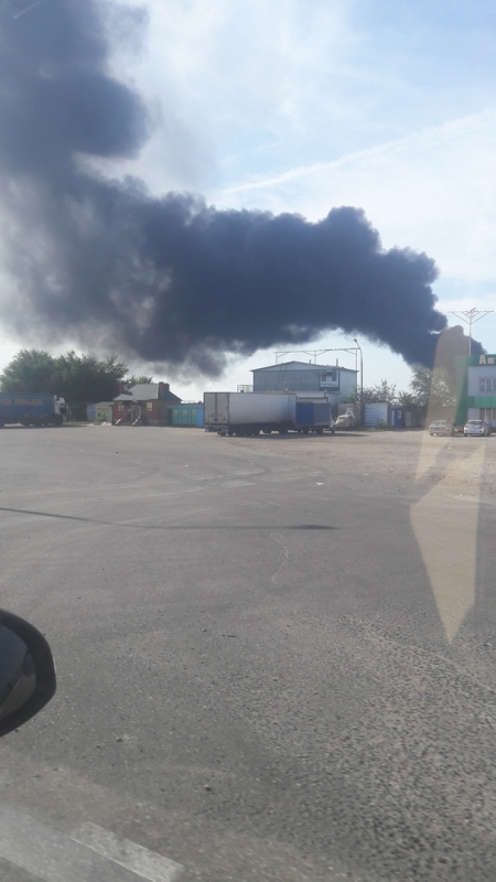 Под Саратовом горит склад резины на площади 1000 квадратных метров