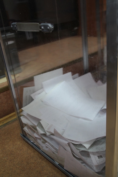 На участке №30 молодой мужчина пытался вбросить бюллетени