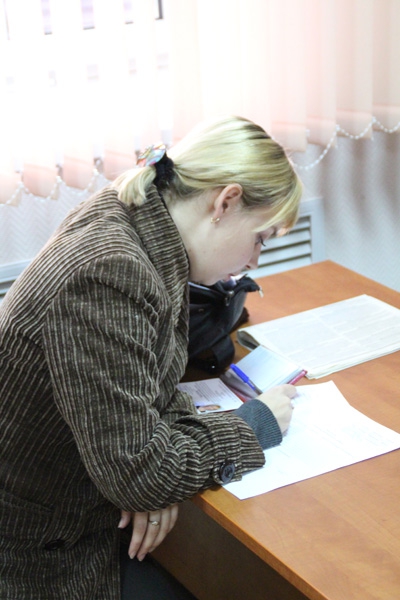 На участке №30 молодой мужчина пытался вбросить бюллетени