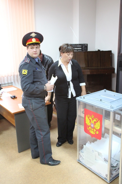 На участке №30 молодой мужчина пытался вбросить бюллетени