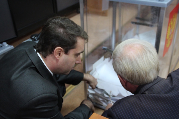 На участке №30 молодой мужчина пытался вбросить бюллетени