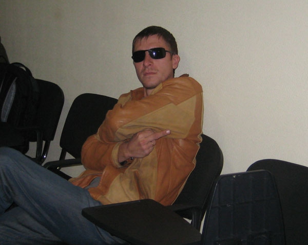 На участке №30 молодой мужчина пытался вбросить бюллетени