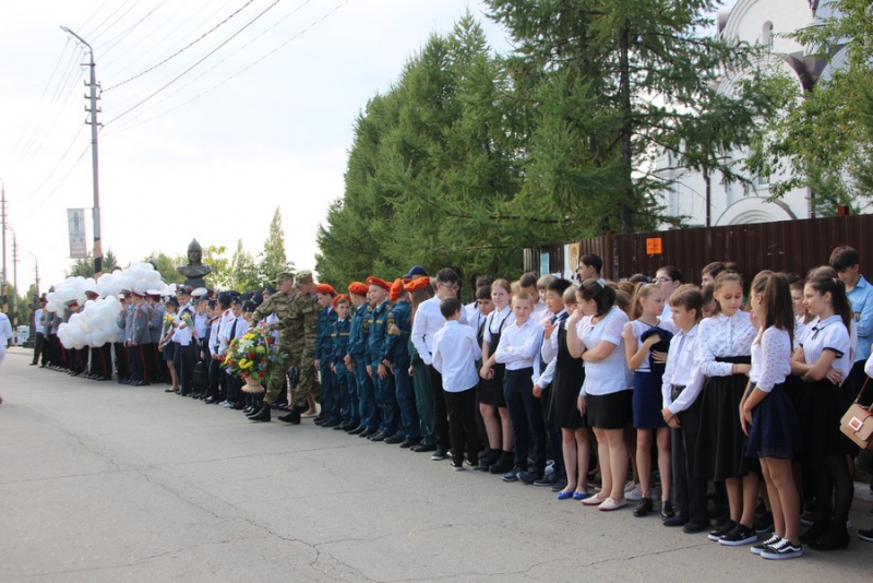 В Саратове на митинге против терроризма почтили память погибших